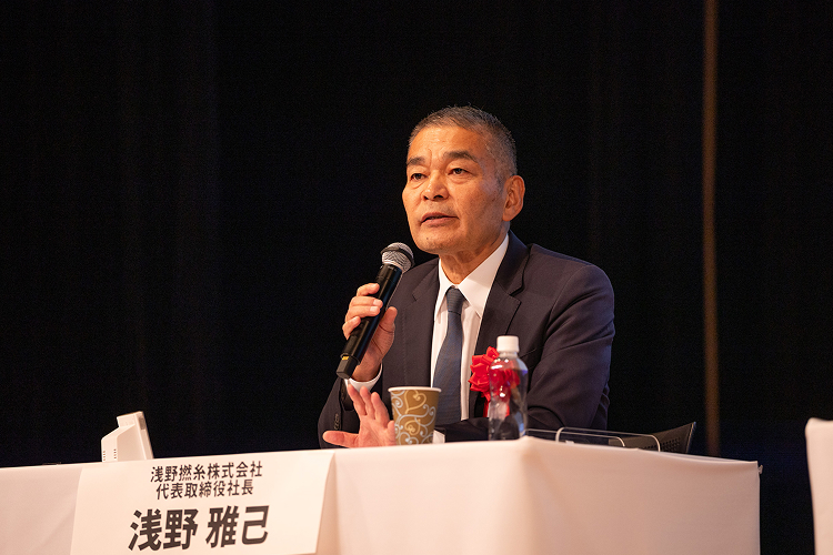 パネルディスカッションでお話をする浅野撚糸株式会社（岐阜県）代表取締役社長 浅野雅己氏